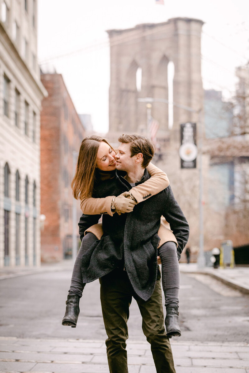 A couple walk down 5th  Avenue in NYC