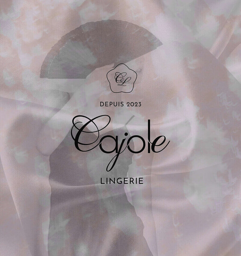 Maquette de présentation du branding de Cajole Lingerie, qui représente une ambiance confortable et féminine. L'image décrit un model féminin en chemise de nuit texturé avec un un tissu de soie.