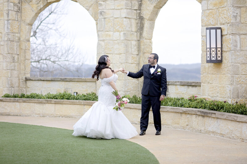 bride and groom dance-la cantera resort-robin rogers photography