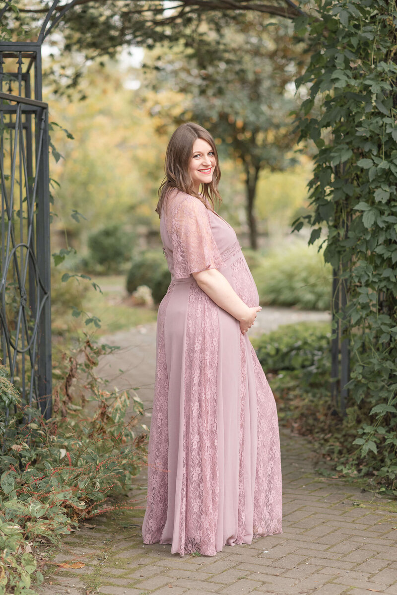 pregnant female posing at the atlanta botanical gardens capture by elizabeth klusmann photography