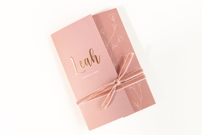 Roze-geboortekaartje-Leah-met-koperfolie-en-takjes-8
