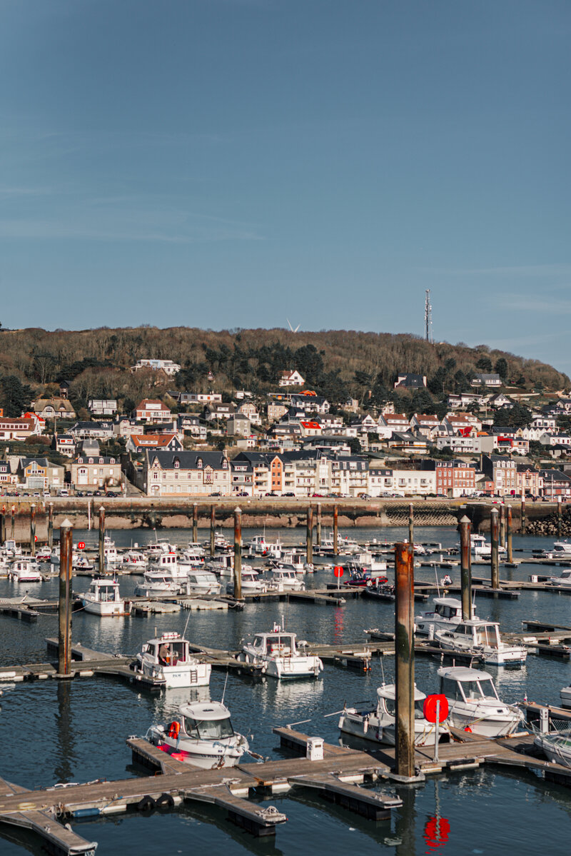 couple amarrant bateau dans le port de plaisance pour eloper