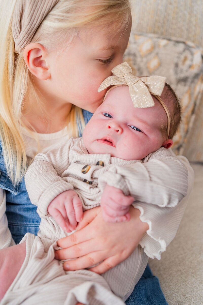 eau claire newborn session with big sister