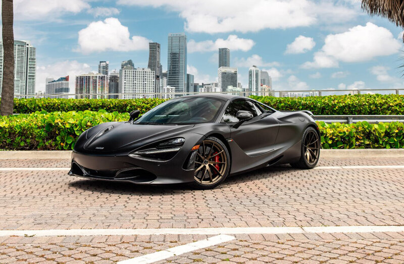 mclaren-720s-spider-convertible-black-for-rent-in-miami-front-quarter-view-with-doors-down-zoomed-002