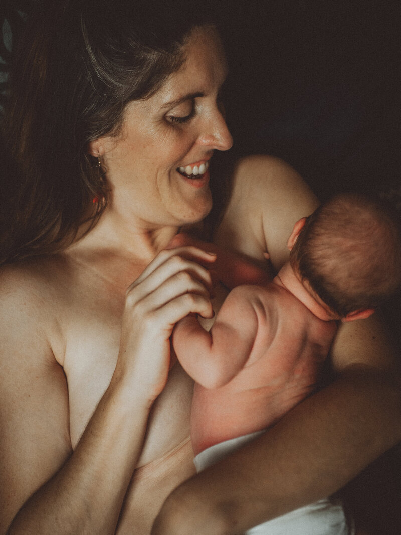 prevoir une seance photo bébé a la maison - portrait maman bébé - pauline clerget photographe