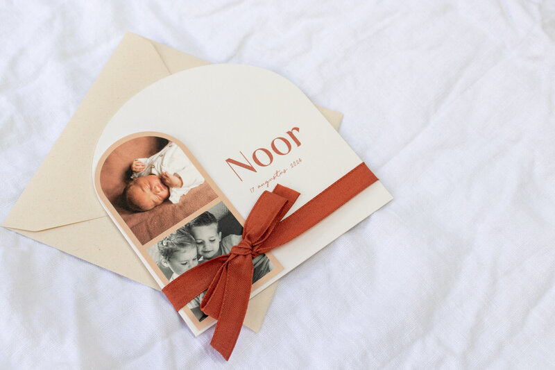 Halfrond-geboortekaartje-Noor-met-letterpress-en-strik-9
