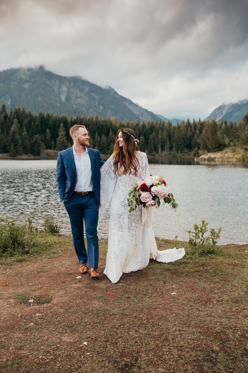 bride and groom elope at Washington mountain