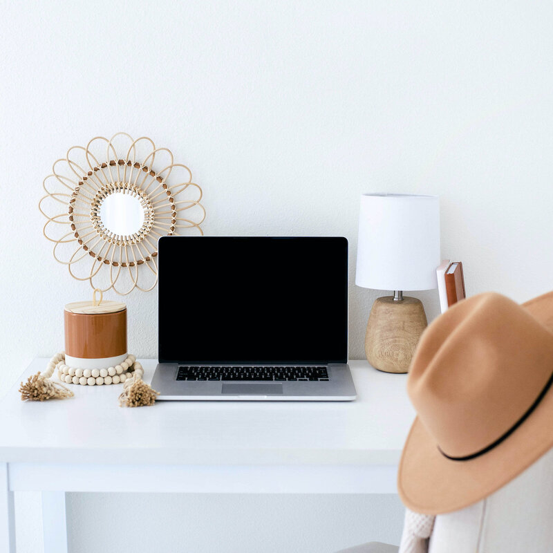 Büro Schreibtisch im Boho-Stil mit Laptop auf einem Schreibtisch, Rattan-Spiegel