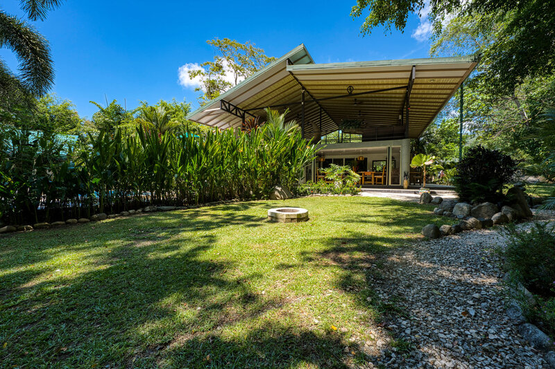 a building on the grounds of the retreat center in costa rica 