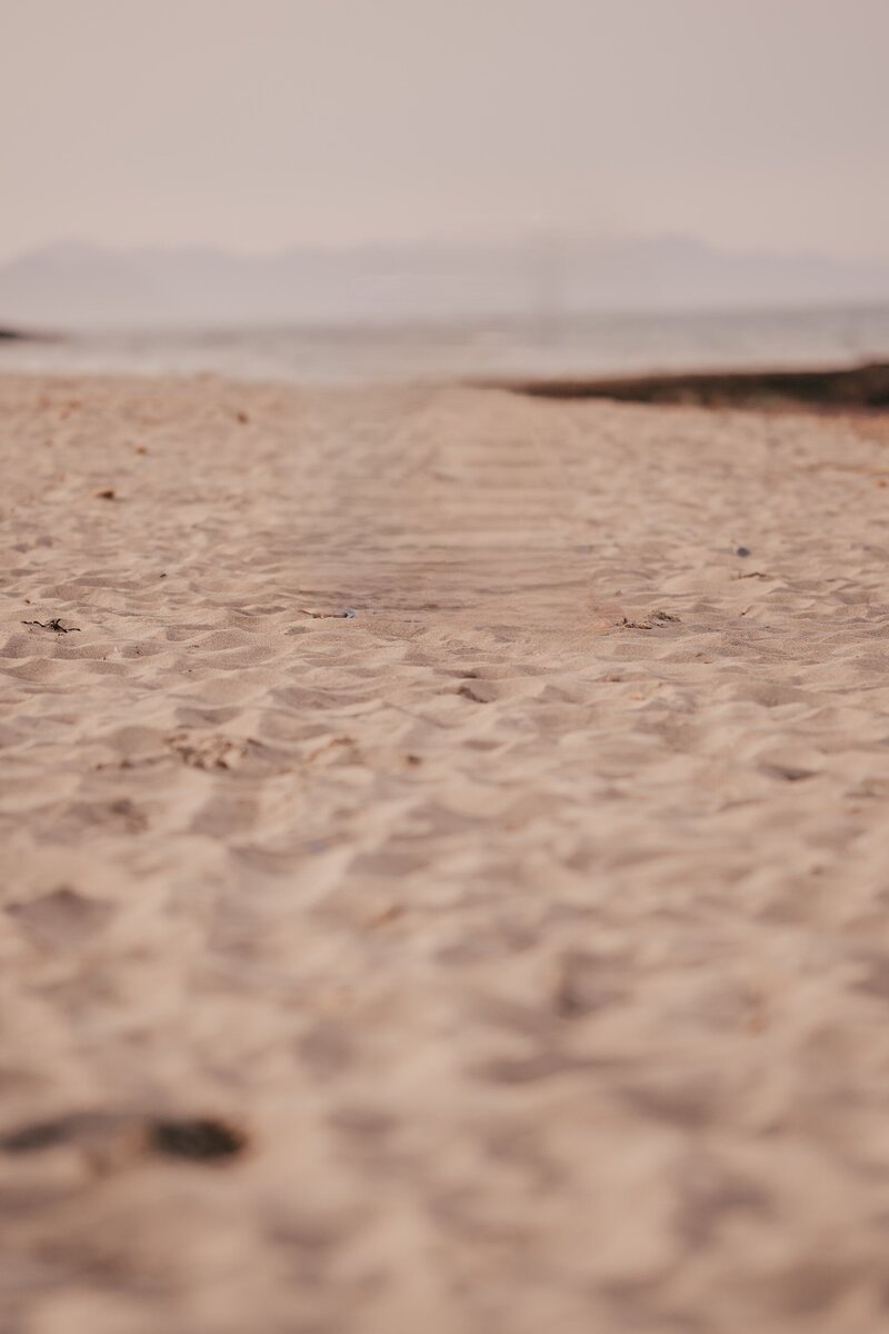Strand mit leicht verschwommenem Hintergrund