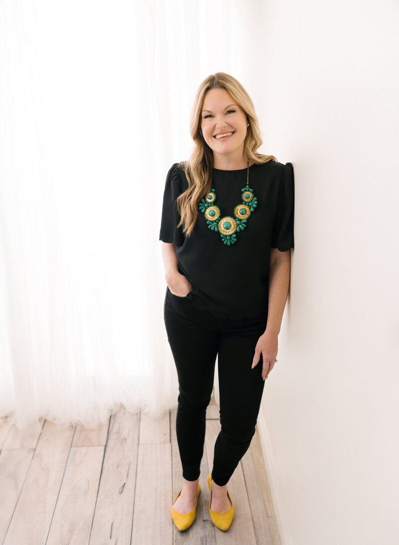 Michelle Parella is a therapist and EMDR specialist located in Santa Monica and proudly serving clients throughout the state of California