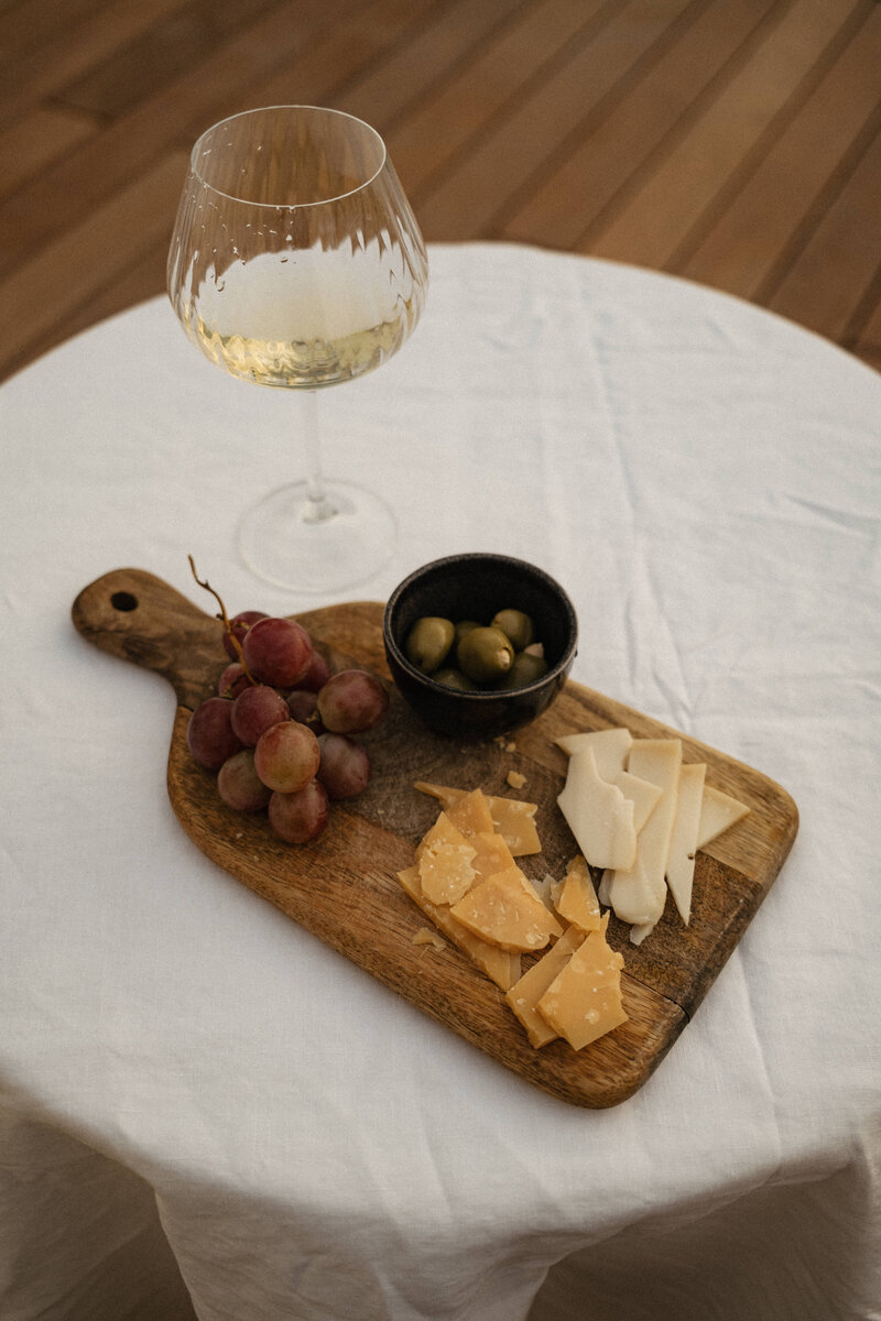 kaboompics_elegant-cheese-and-grape-platter-with-a-glass-of-white-wine-36355