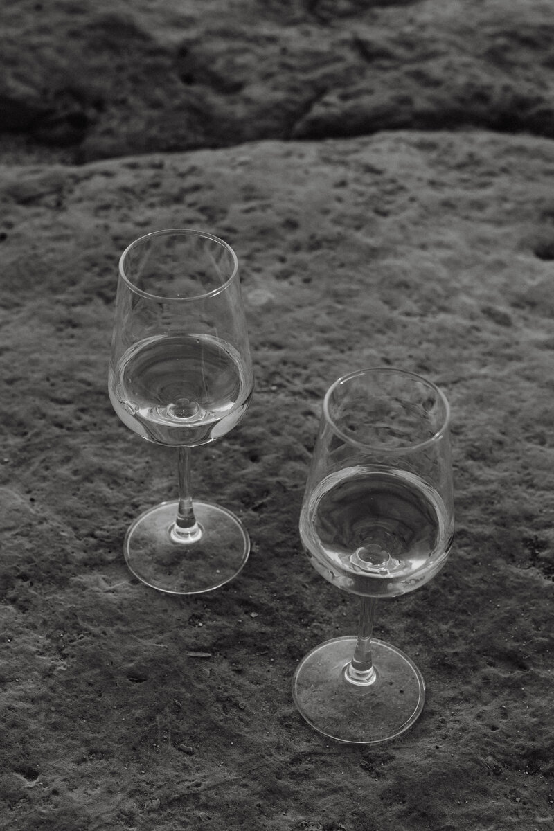 kaboompics_coastal-elegance-white-wine-on-the-rocky-shores-of-malta-30978