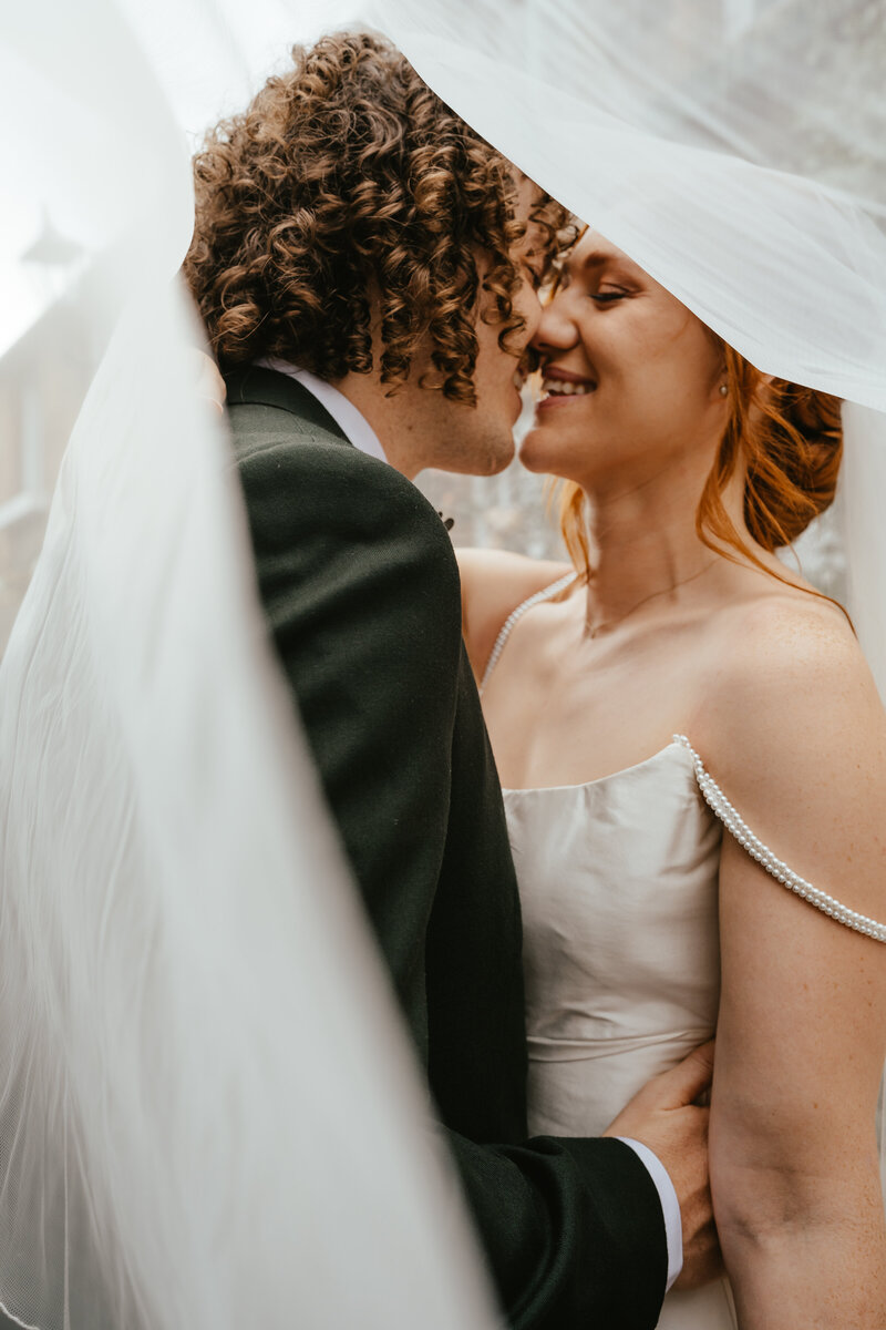 couple portraits at the Royal College of Physicians wedding venue Edinburgh 