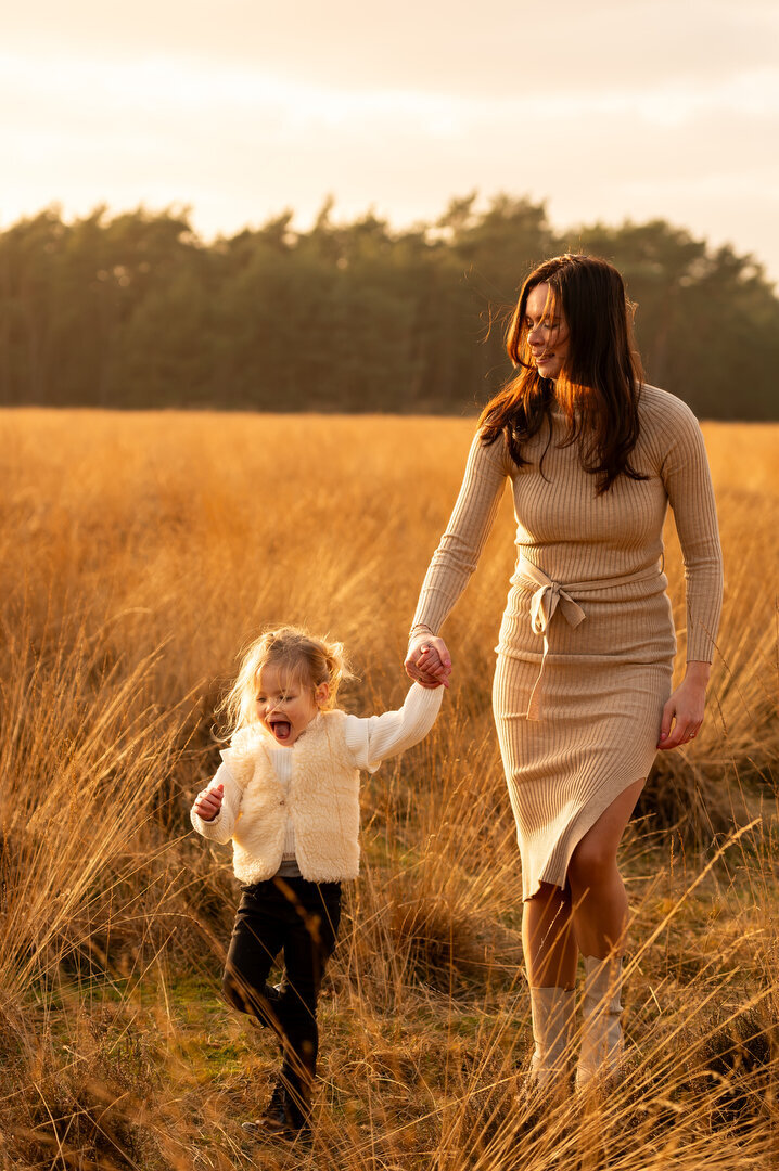 Gezin in graanveld met golden hour preset 2