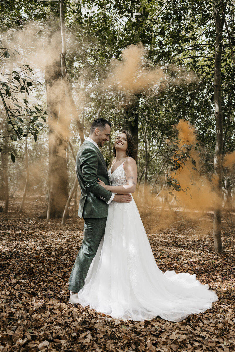 Johannes & Sanne tijdens hun bruiloft in  Drenthe