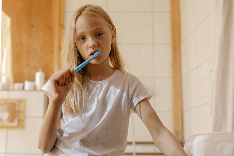 Dívka si čistí zuby – zdravé návyky jako součást denní rutiny