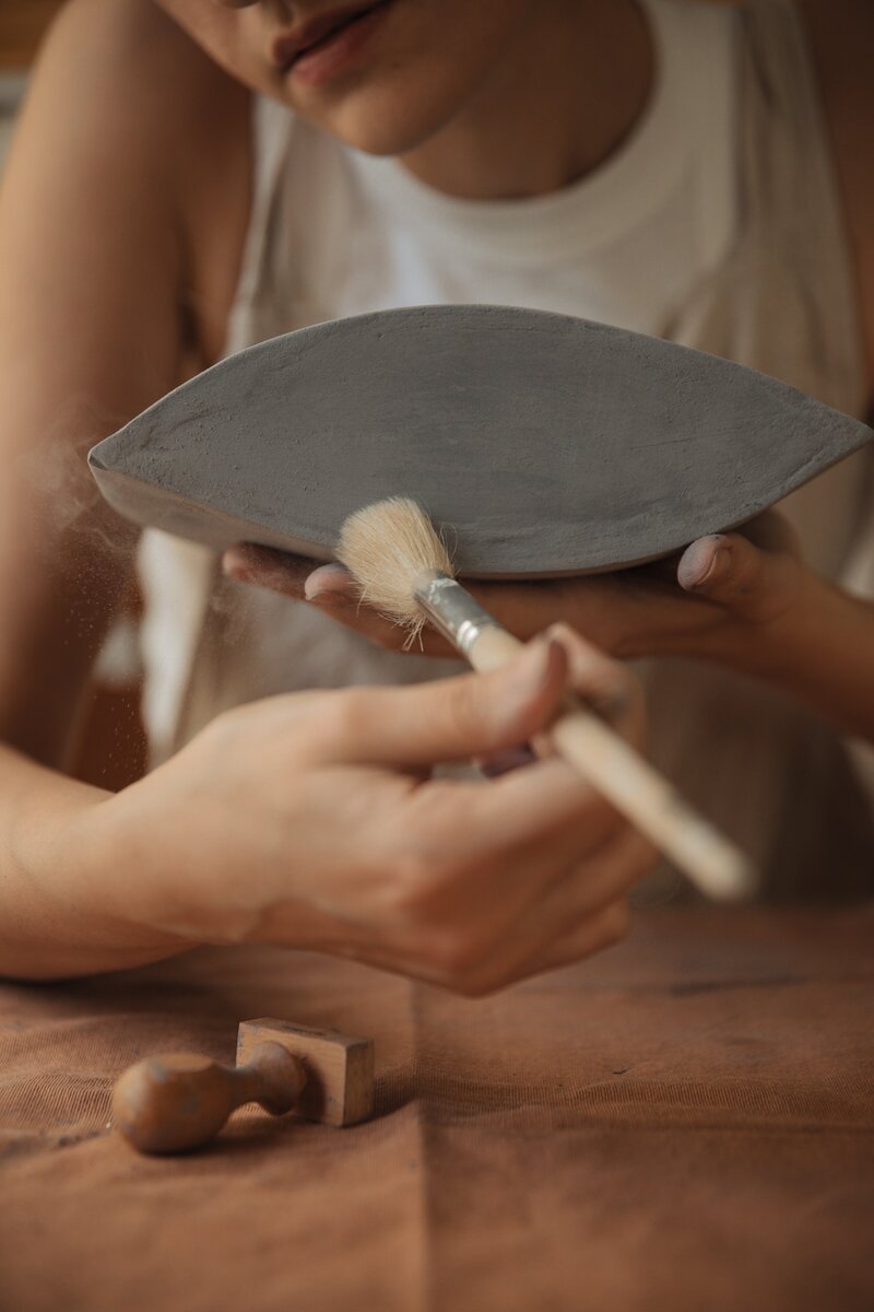 bodem en naden afwerken van een handgemaakte keramiek vaas tijdens een handbuilding workshop