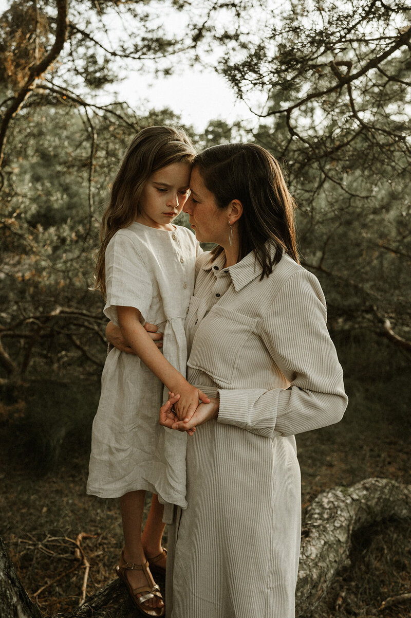 Gezinsfotografie in Nijlen tijdens golden hour – pure, spontane momenten vastgelegd in de heide.