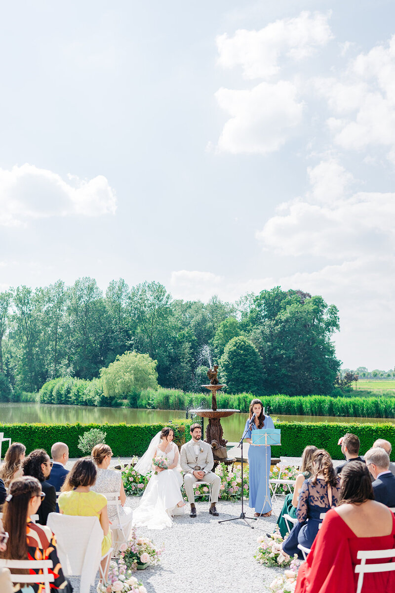 Wedding in Belgium, wedding photographer, wedding photographer Belgium, wedding photographer Brussels, wedding Brussels, Château Bayard, wedding Château Bayard, wedding caterer Léonar, wedding florist, vintage Mercedes car, outdoor ceremony.