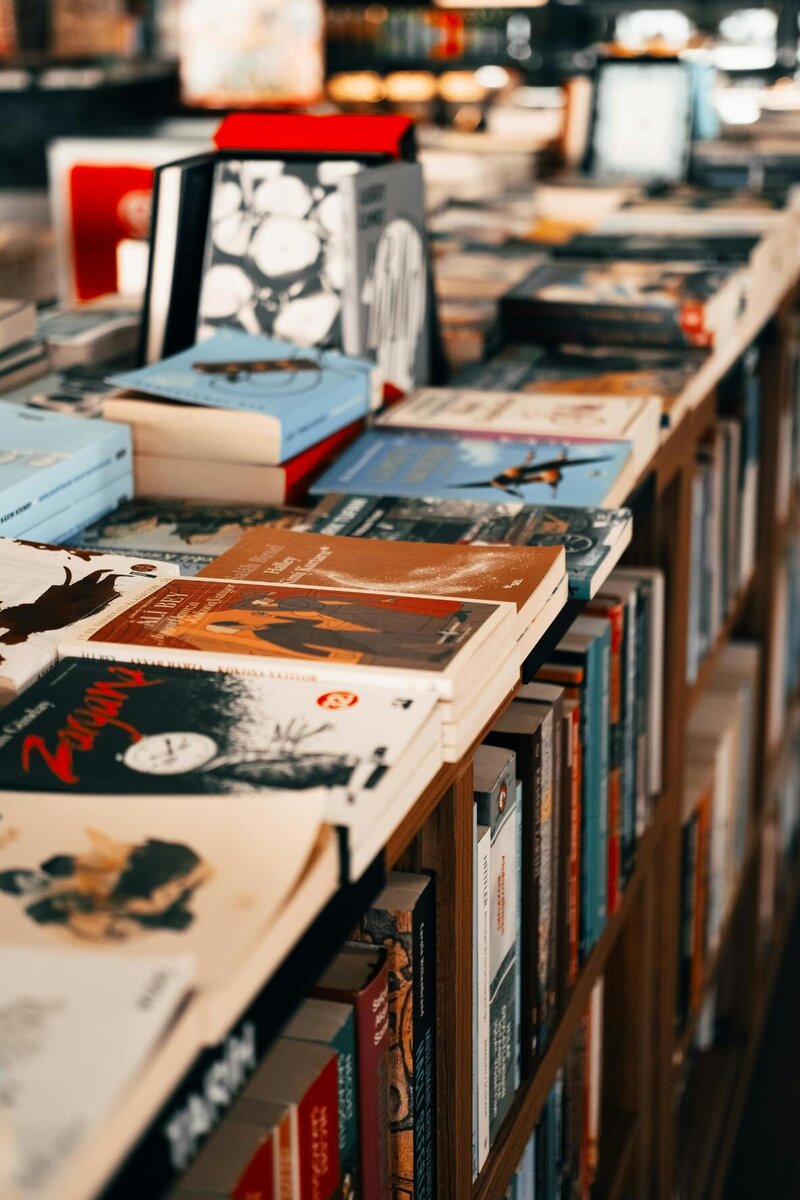 Une table présentant des livres dans une librairie