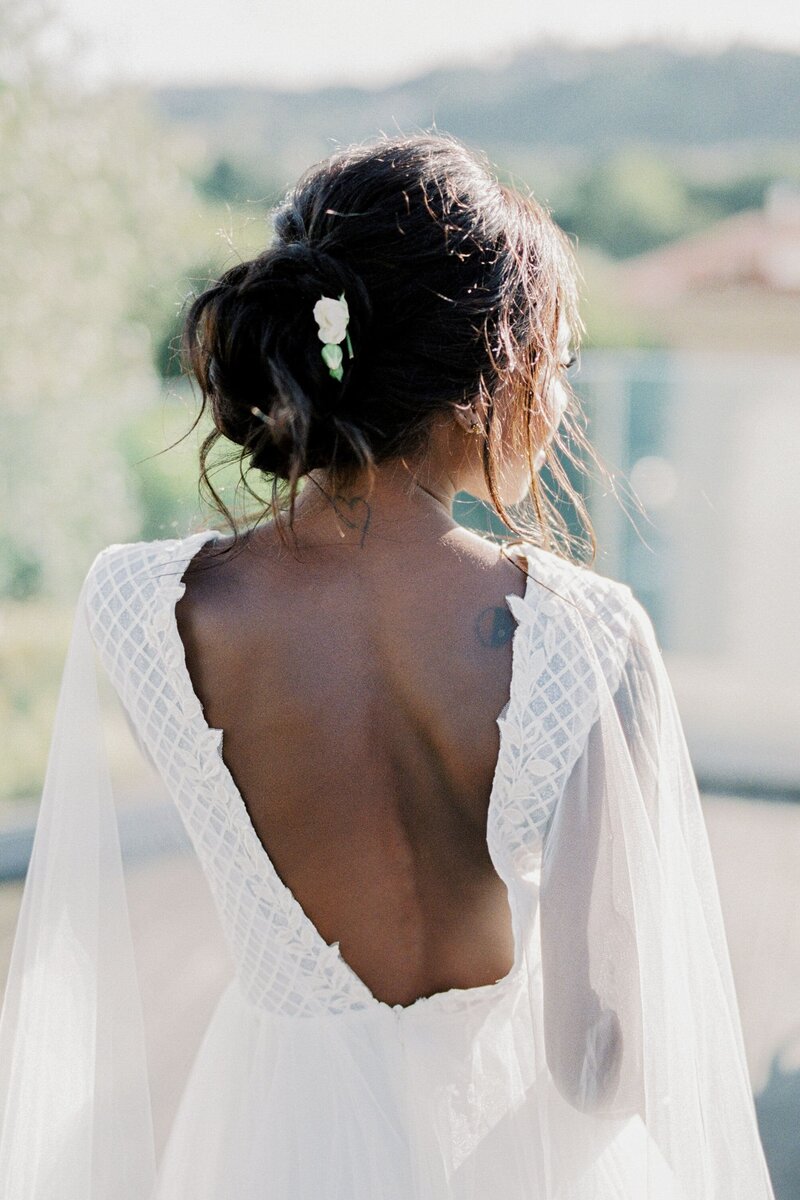 bride-white-dress-with-cutout-back-closeup