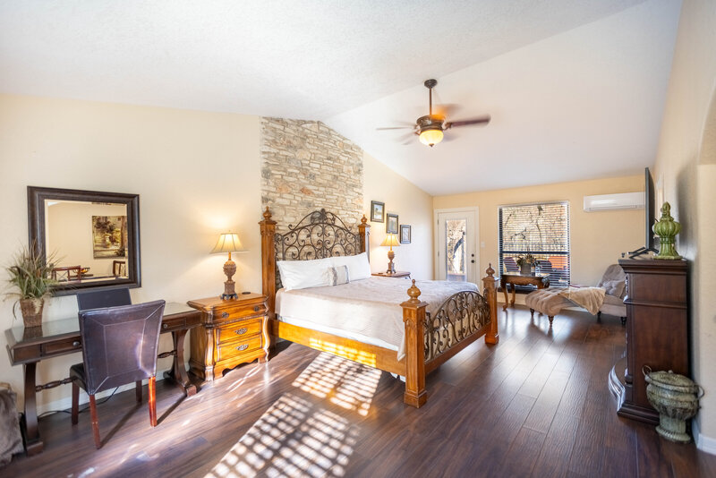 Bedroom suite in wimberley hotel
