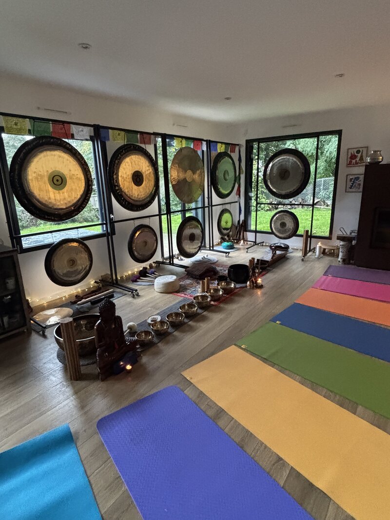 Salle de bain sonore avec de multiples instruments : gongs, bols tibétains, ...