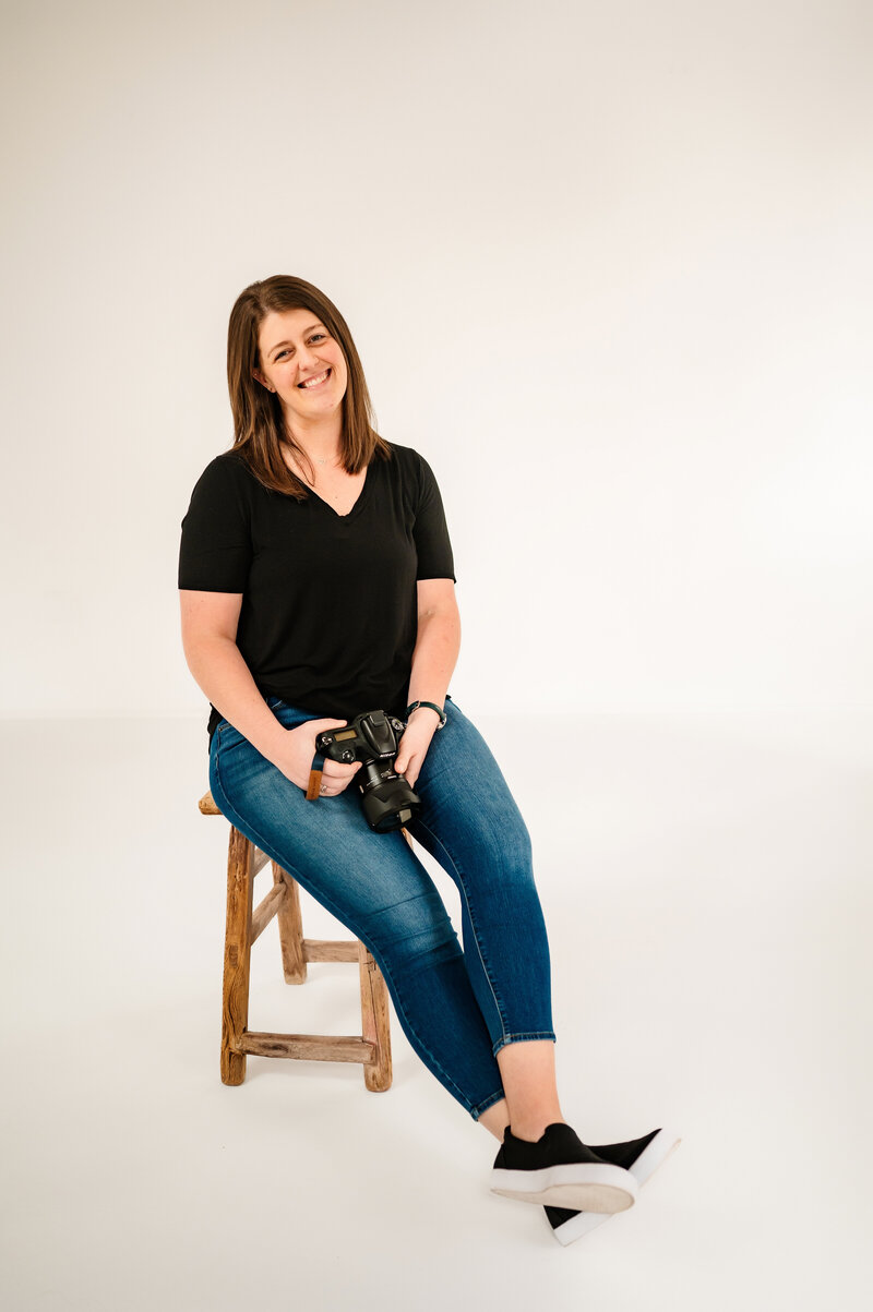 Photographer Ashley Morrisey bio picture holding Nikon camera