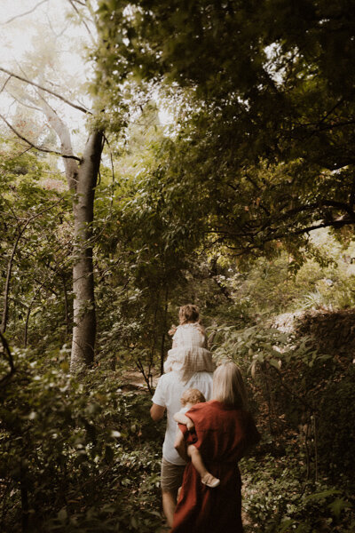 une famille marche dans la nature