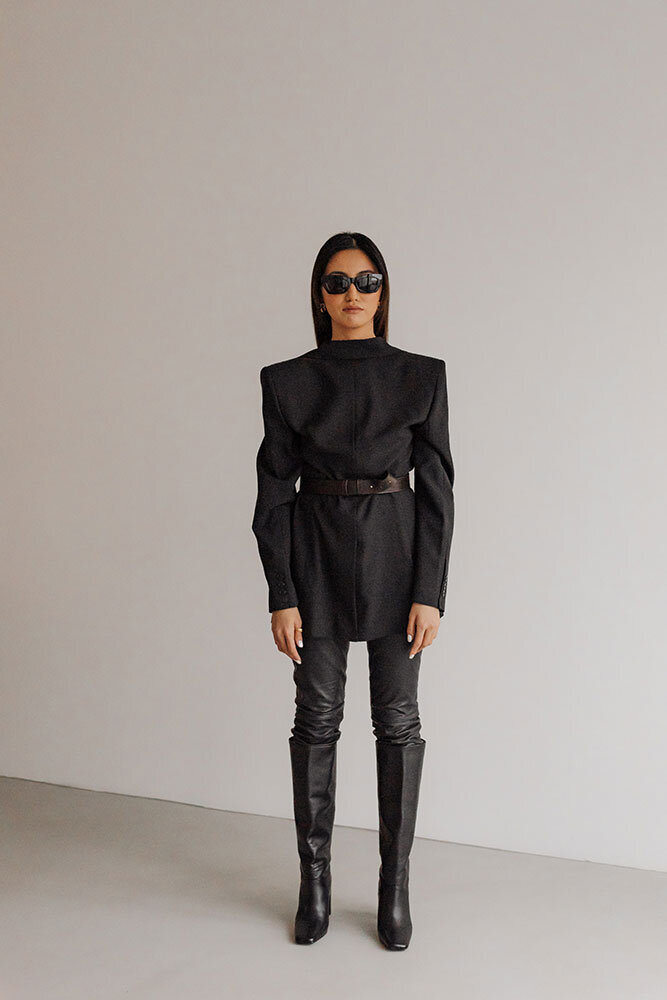kaboompics_chic-minimalism-black-fashion-accessories-dark-aesthetics-36886