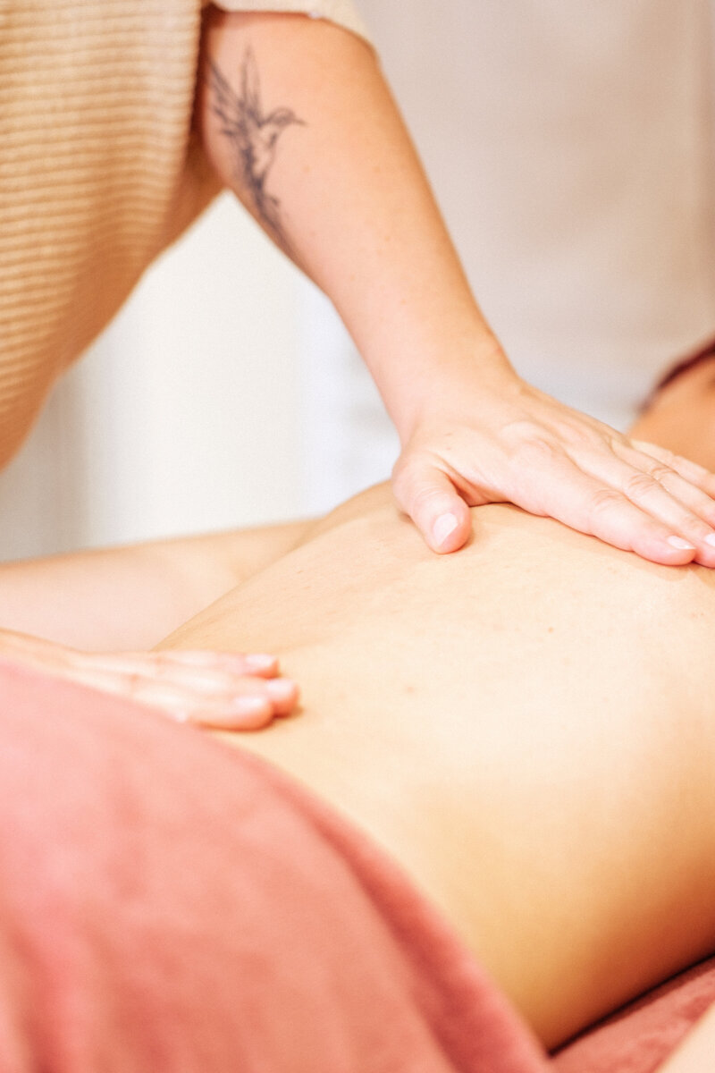 massage énergétique dos femme par praticienne bien-être à Saint-Jean-de-Monts