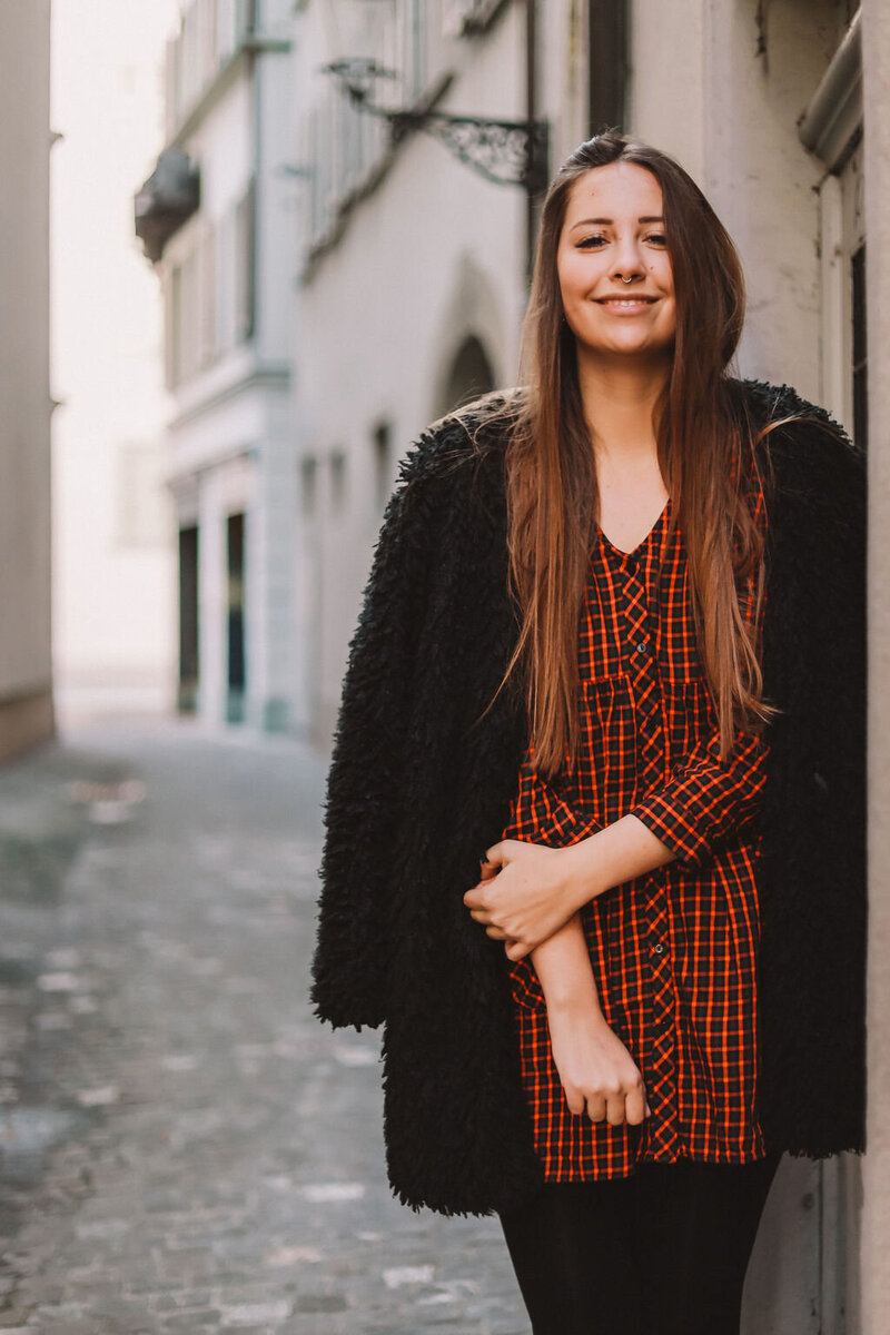 Businessfoto einer Frau im Stadtbereich mit natürlichem Licht

