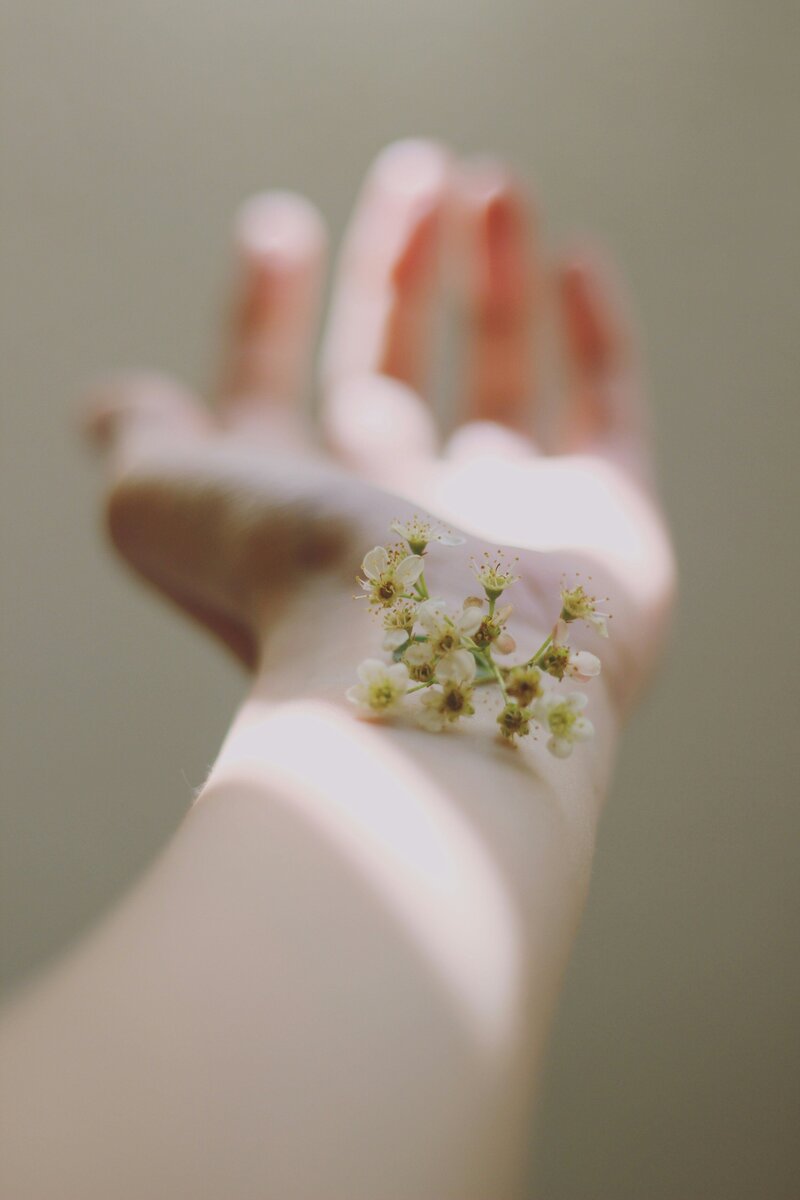 Fleurs sur un avant bras
