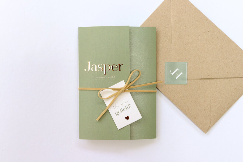 Chique-tweeluik-geboortekaartje-jongen-Jasper-in-groen-met-goudfolie-en-beige