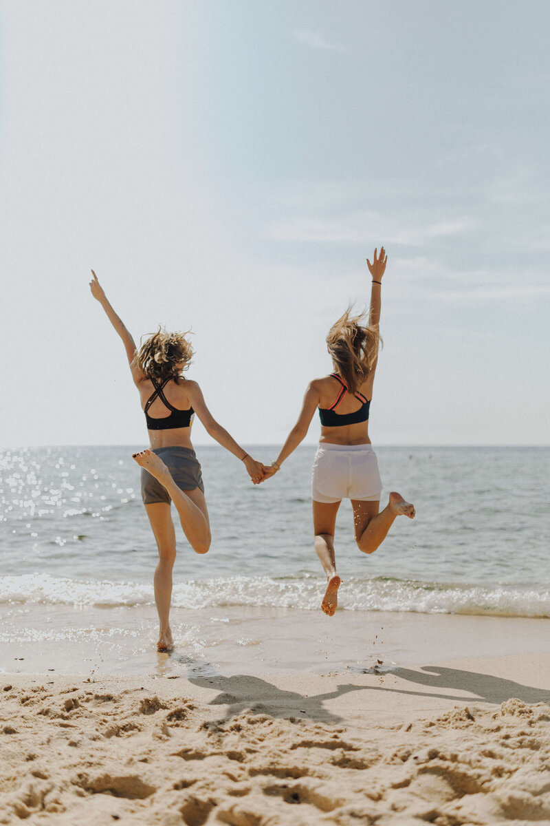 kaboompics_jumping-women-on-the-beach-15785