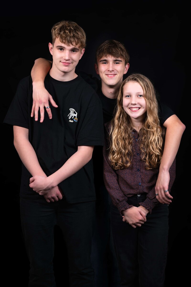 Broer en zus poseren samen tijdens een warme en spontane fotoshoot in de studio van Studio 2Shoot in Eijsden.