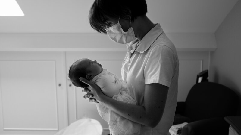 Alexia Barbelanne pratiquant un thalasso bain bébé sur un nourrisson