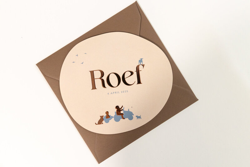 Geboortekaartje-organische-vorm-met-koperfolie-en-silhouette-Roef-5