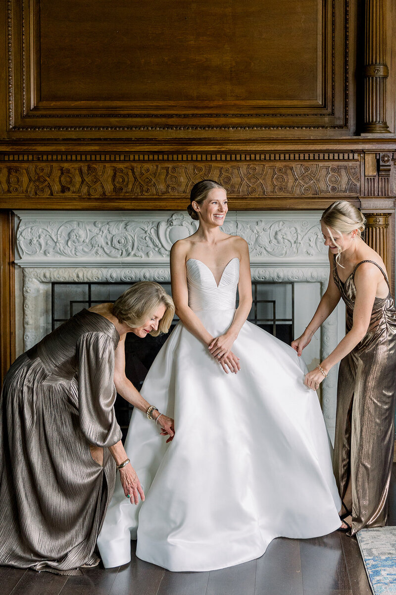 lace wedding dress of seattle bride