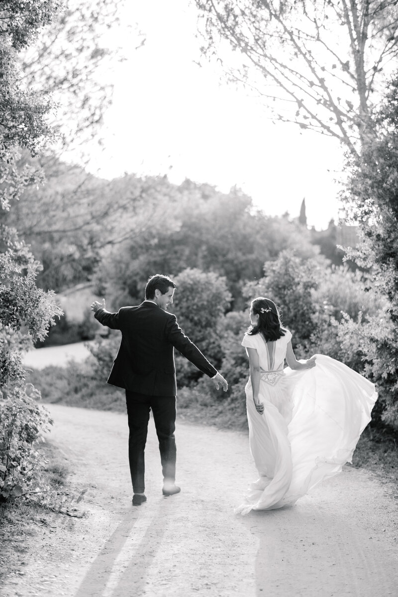 happy bride and groom in menerbes france