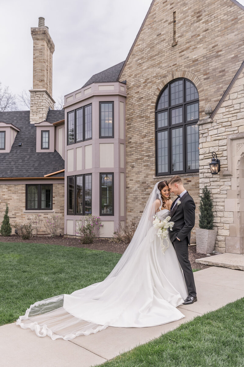 Detroit Michigan wedding couple posing