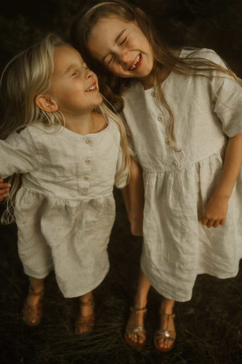 Gezinsfotografie in Nijlen tijdens golden hour – pure, spontane momenten vastgelegd in de heide.