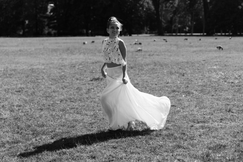 une modèle qui court en robe de mariée dans le parc de la tête d'or pour le shooting collection de jeannina à Lyon