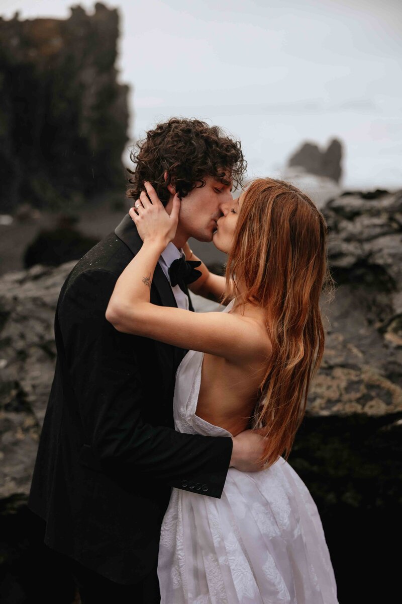 Een romantische after-weddingshoot in IJsland: spontane en stijlvolle trouwfoto’s zonder de druk van de trouwdag.