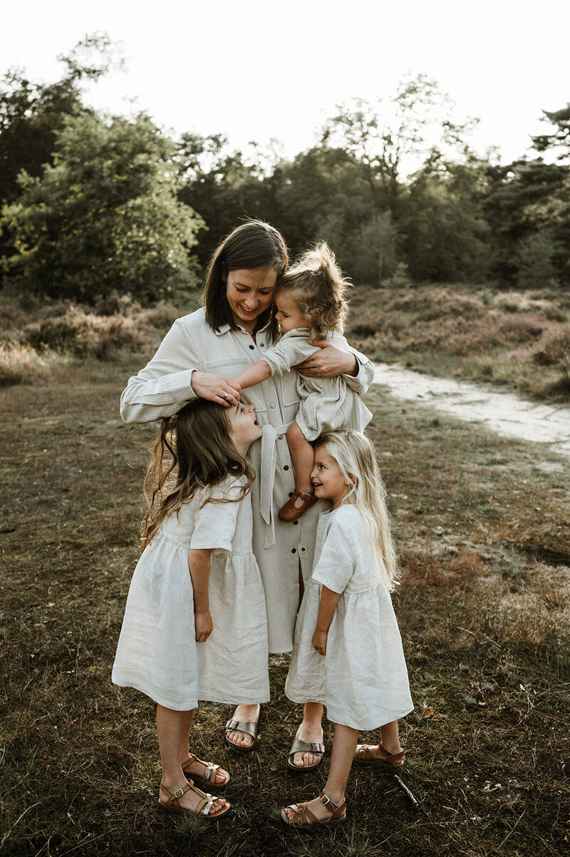 Gezinsfotografie in Nijlen tijdens golden hour – pure, spontane momenten vastgelegd in de heide.