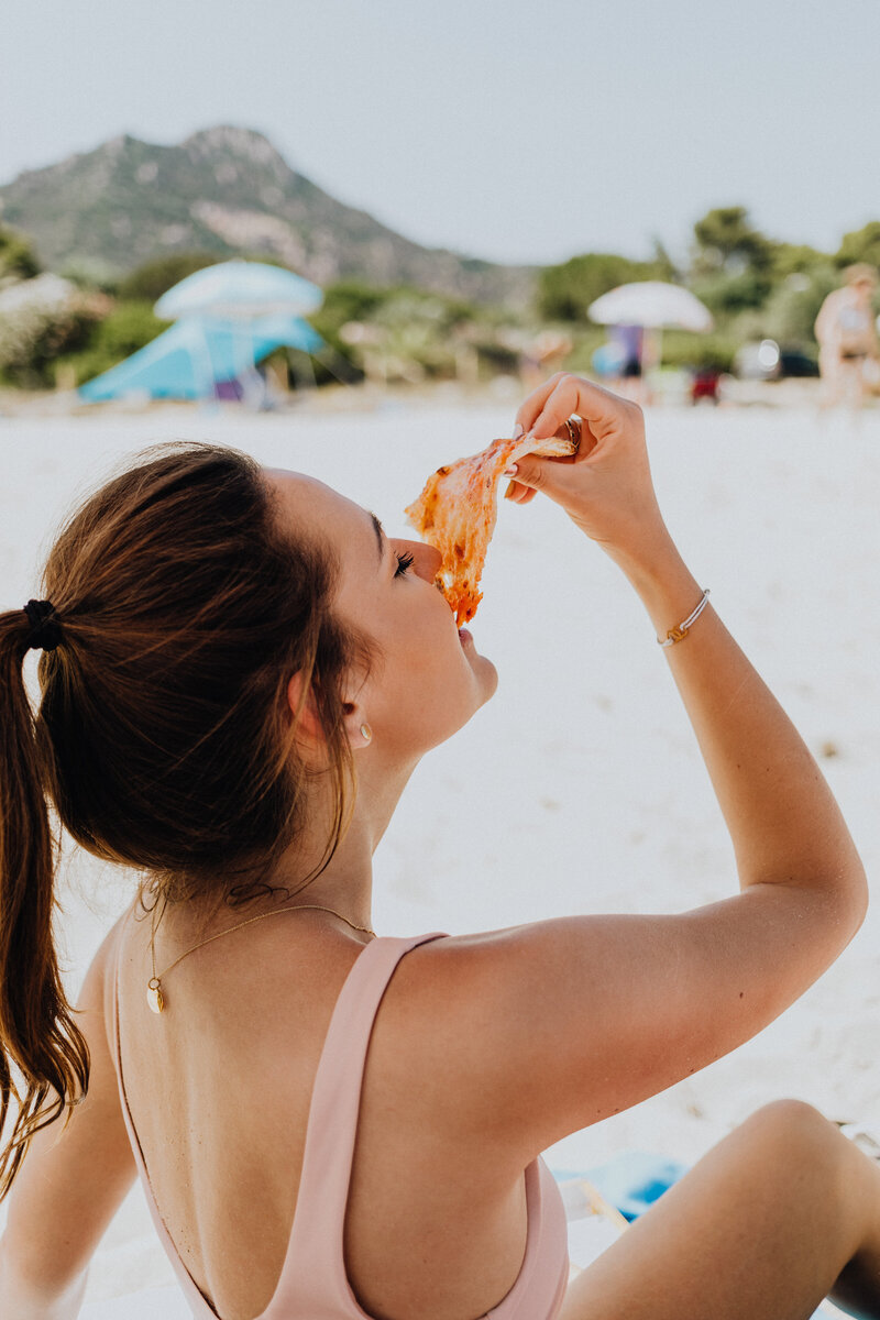 kaboompics_pizza-on-the-beach-of-sardinia-18089