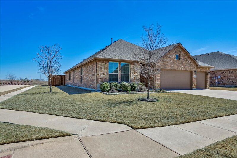 exterior of home for sale in collinsville texas