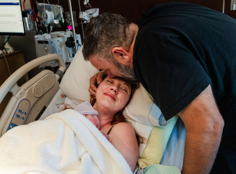 beautiful-connection-in-birth-photography