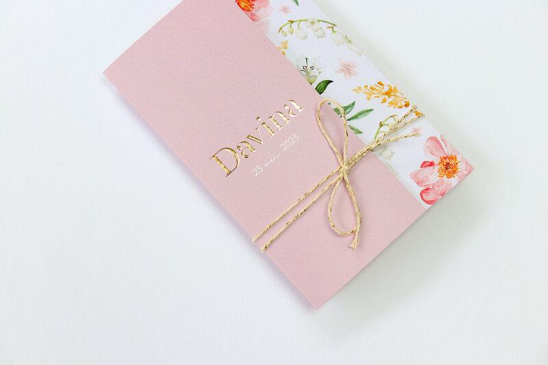 Tweeluik-geboortekaartje-Davina-met-waterverf-bloemen-goudfolie-9